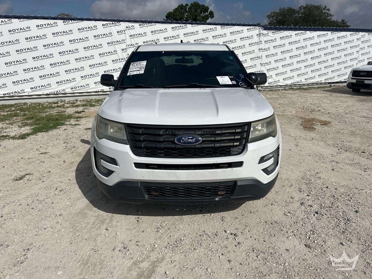 2016-ford-explorer-image-21