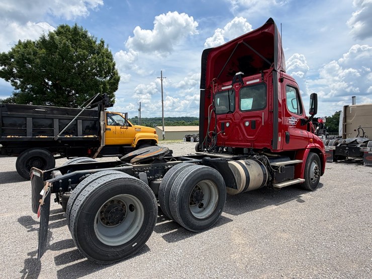 2016-freightliner-cascadia-113-image-3