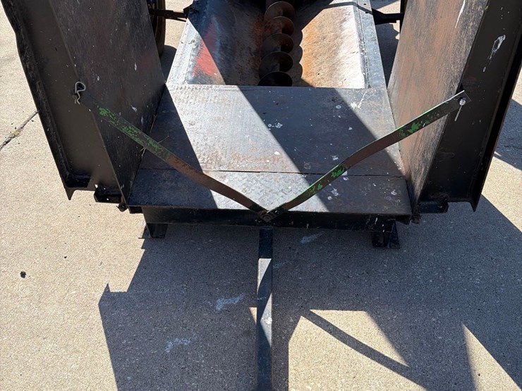 driver-over-hopper-with-unload-auger-image-10