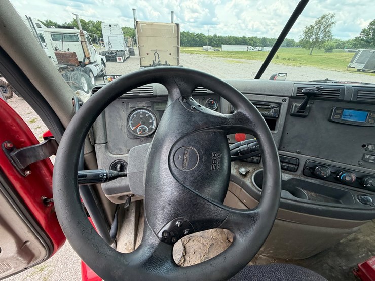 2016-freightliner-cascadia-113-image-9