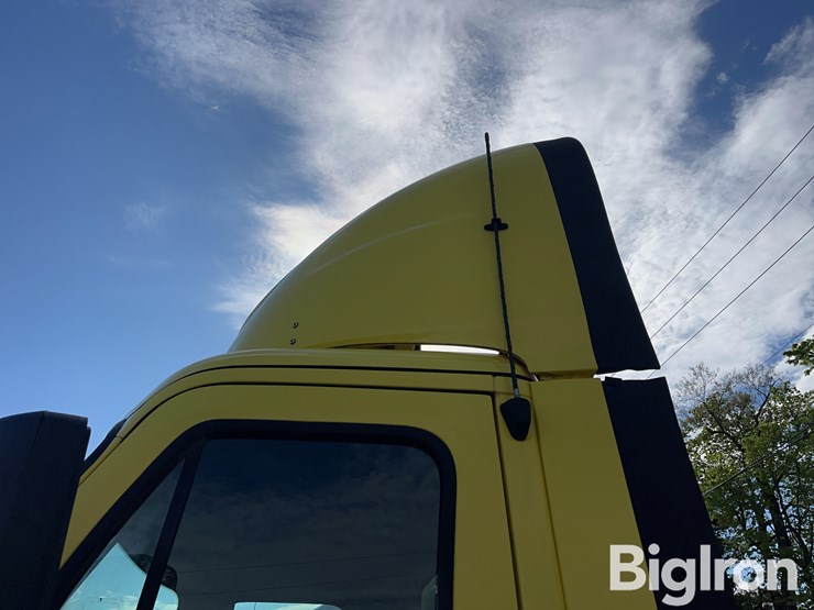 2016-freightliner-cascadia-125-image-12