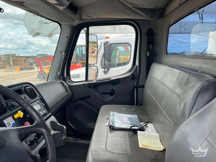 2015-freightliner-m2-106-image-75