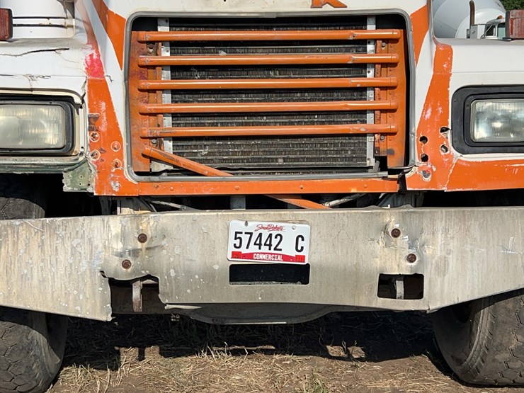 2001-mack-rd690s-image-4