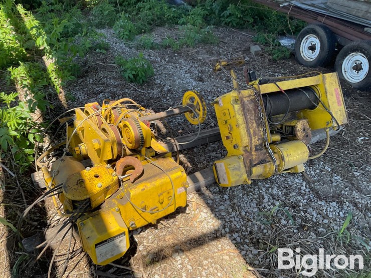 r-m-materials-handling-x2-5-18-shop-crane-image-1