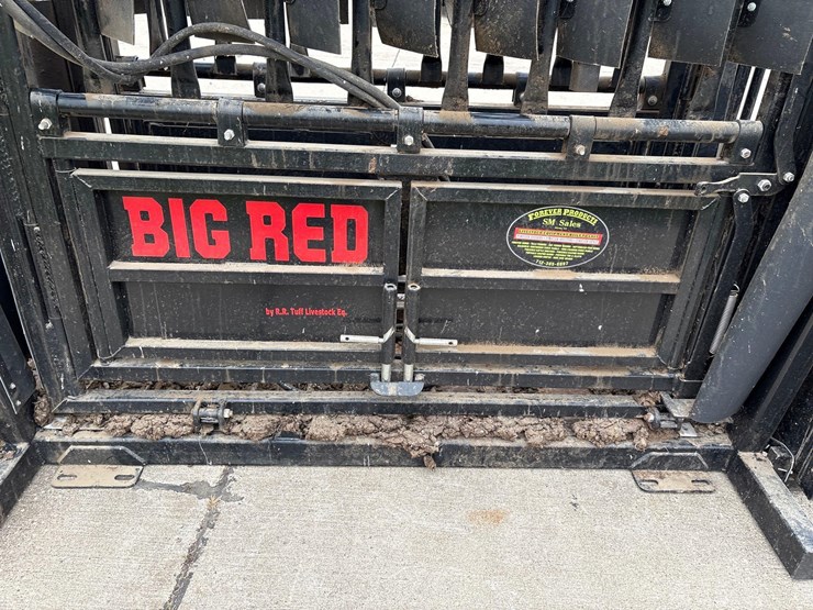 big-red-8-1/2ft-hydraulic-squeeze-chute-image-10