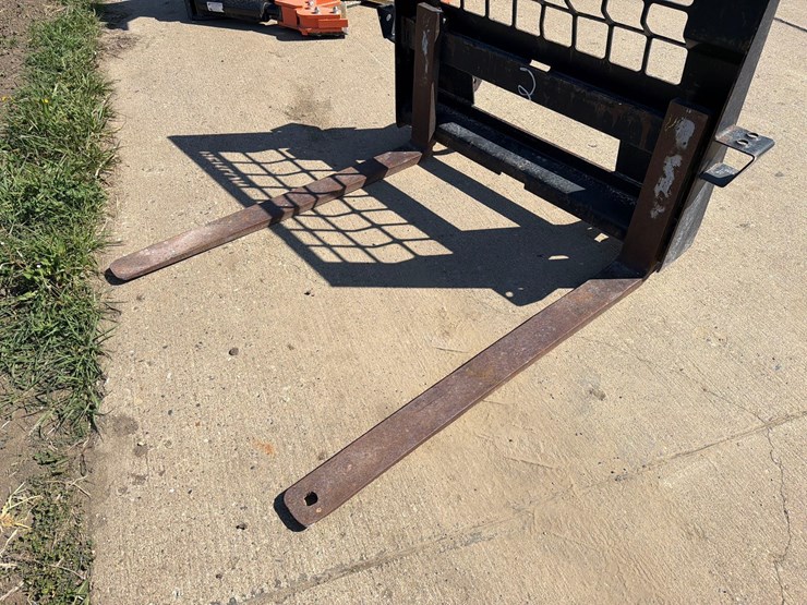berlon-loader-mount-pallet-forks-image-5