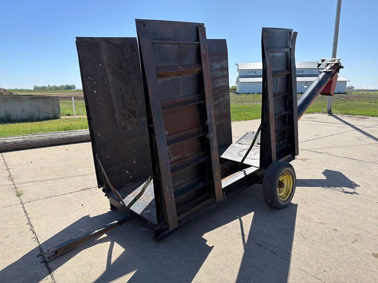 driver-over-hopper-with-unload-auger-image-2