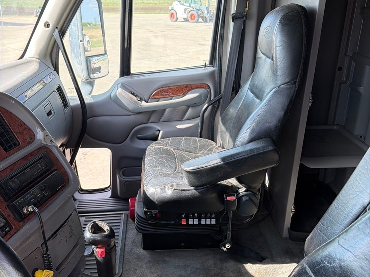 2009-peterbilt-387-image-35