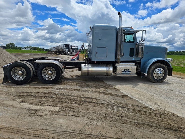 2013-peterbilt-388-image-23