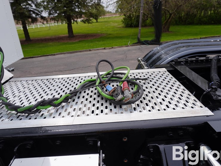 2015-kenworth-t660-image-12