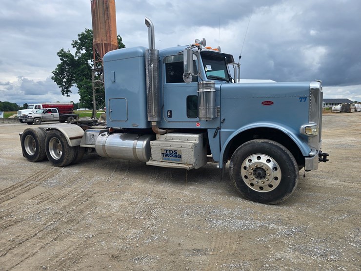 2011-peterbilt-388-image-30
