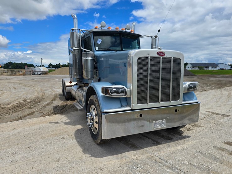2013-peterbilt-388-image-33