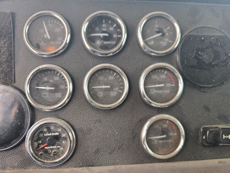 2013-peterbilt-388-image-66