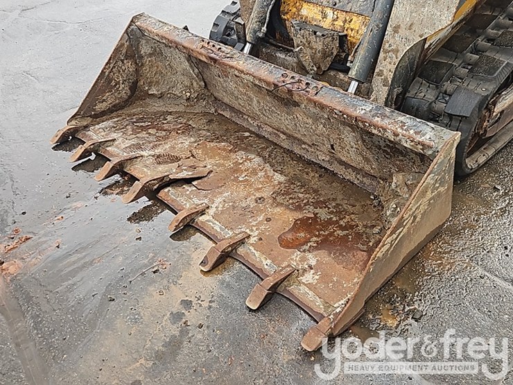 2018-deere-317g-image-10