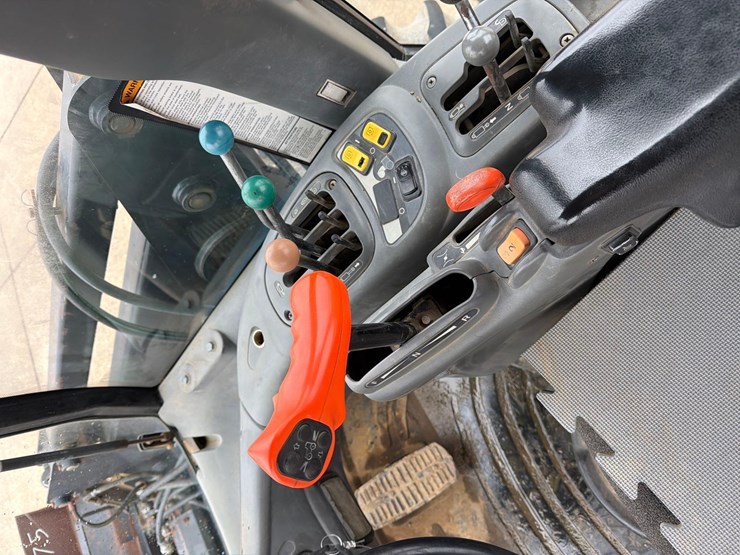 new-holland-tv140-image-40