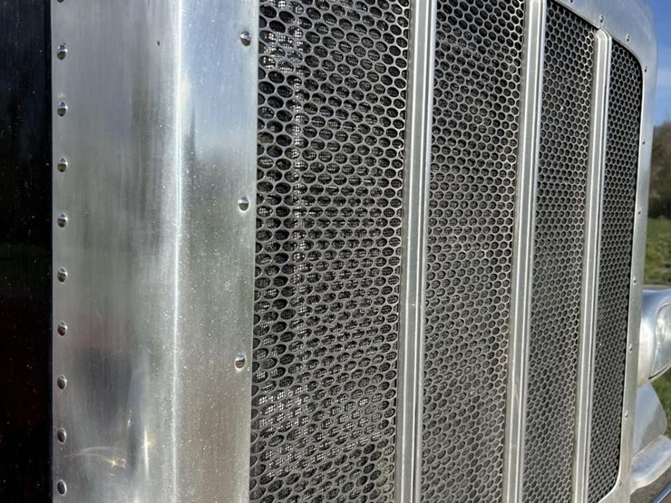 2017-peterbilt-389-image-17
