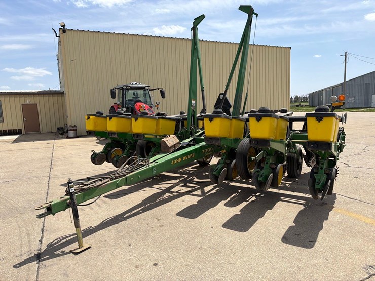 john-deere-7200-image-1