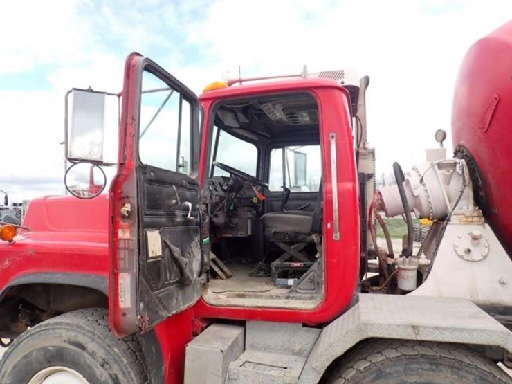 1999-mack-rb690s-image-10
