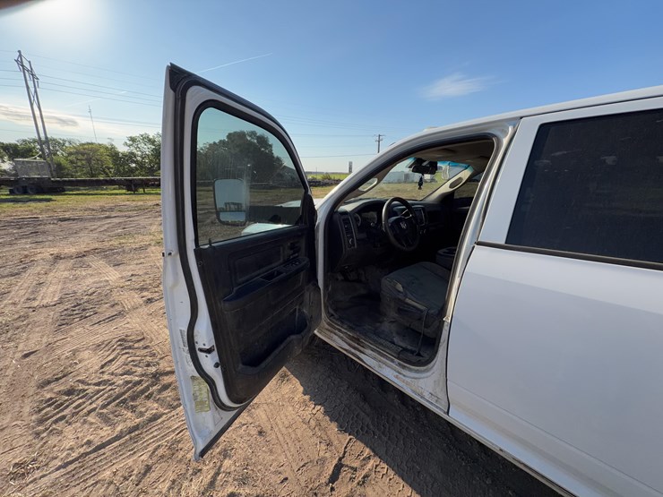 2014-dodge-3500-image-15