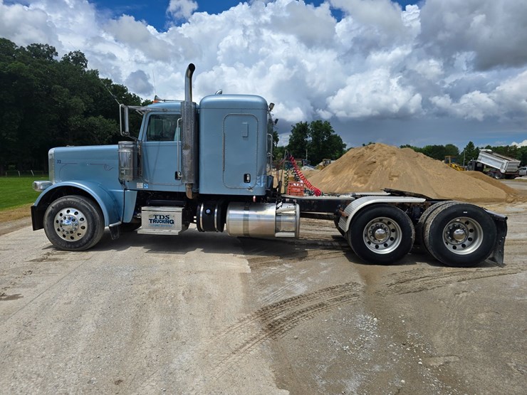2013-peterbilt-388-image-8