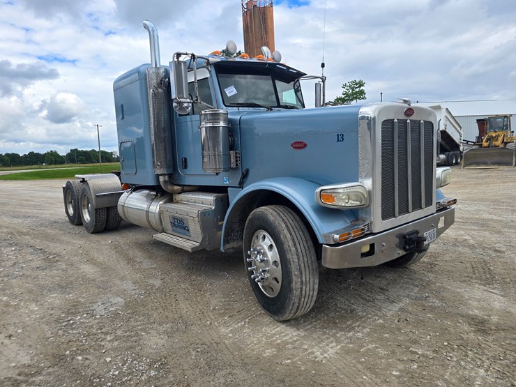 2013-peterbilt-388-image-32