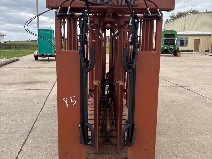 lakeside-11ft-hydraulic-squeeze-chute-image-5