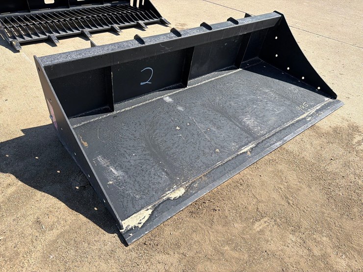 pabreak-heavy-duty-72”-skidloader-dirt-bucket-image-2