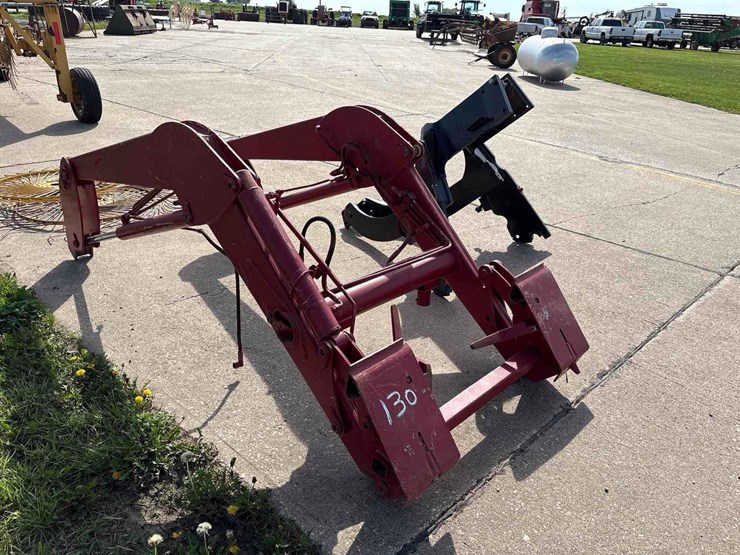 international-quick-tach-loader-image-2