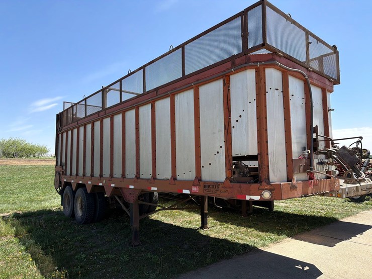 1976-bobc-30ft-live-bottom-semi-silage-trailer-image-3