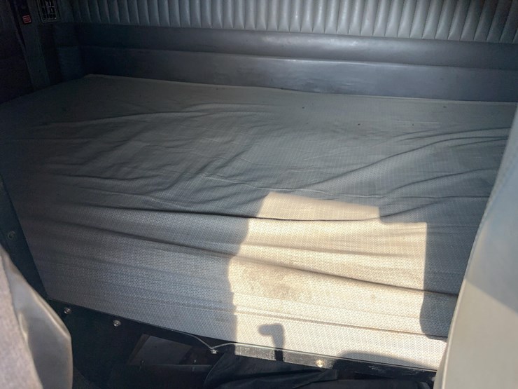 2006-kenworth-t800-sleeper-image-11