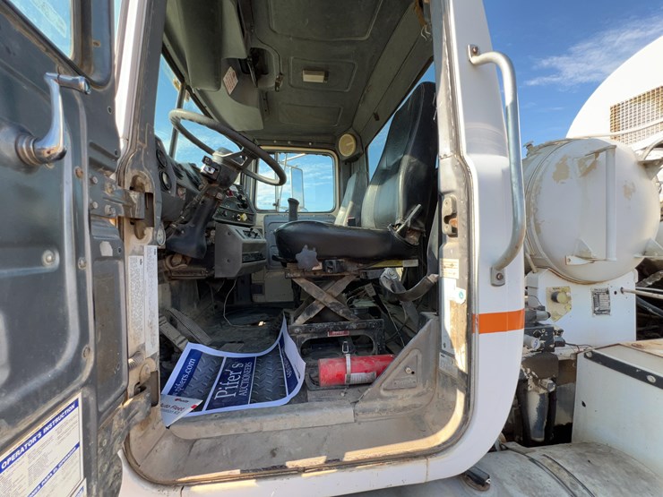 2001-mack-rd690s-image-35