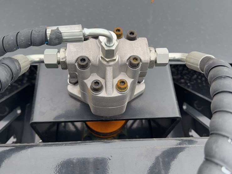 hydraulic-skid-steer-brush-cutter-attachment-image-4