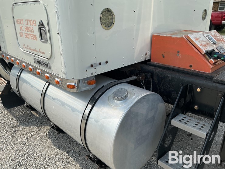 2005-kenworth-w900l-image-17