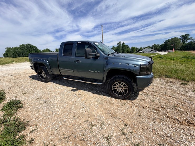 #24066-•-2011-chevrolet-silverado-pickup-truck-image-11