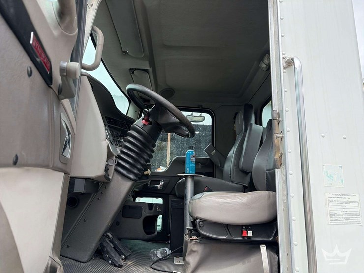 2011-kenworth-t300-image-8