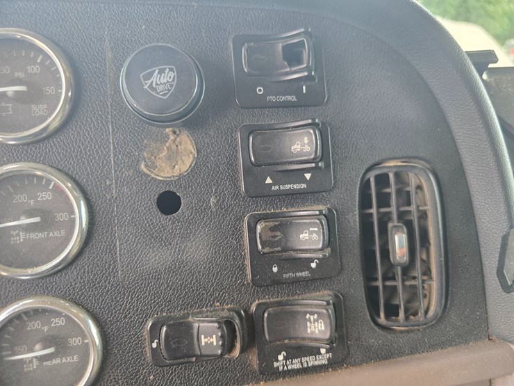 2011-peterbilt-388-image-69