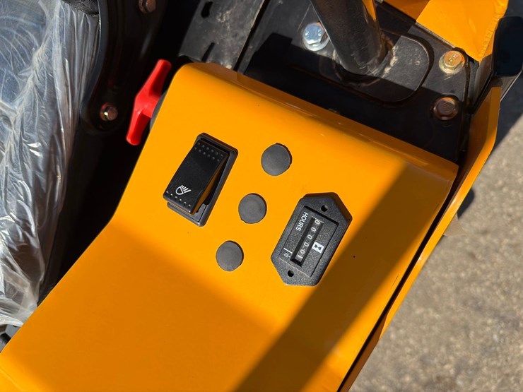 future-model-15-mini-excavator-image-12