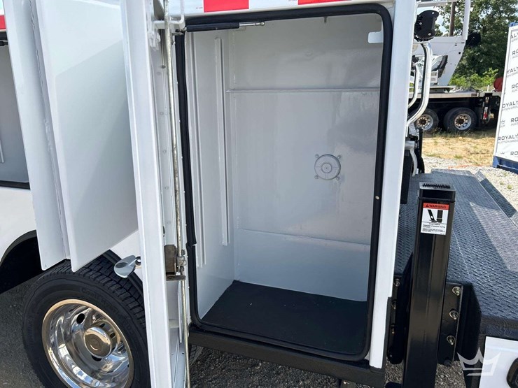2023-ford-f550-image-23