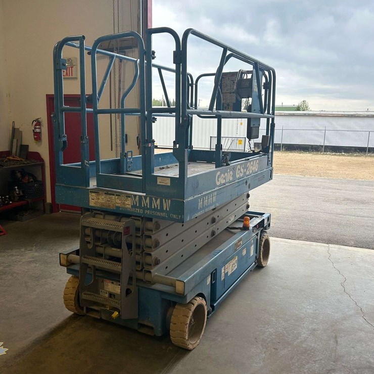 2001 GENIE GS2646