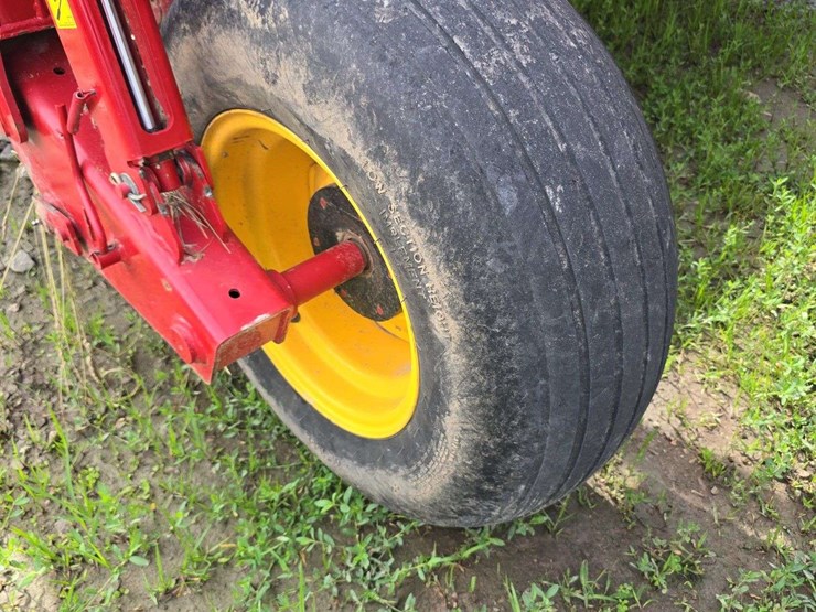 2012-new-holland-210-image-10