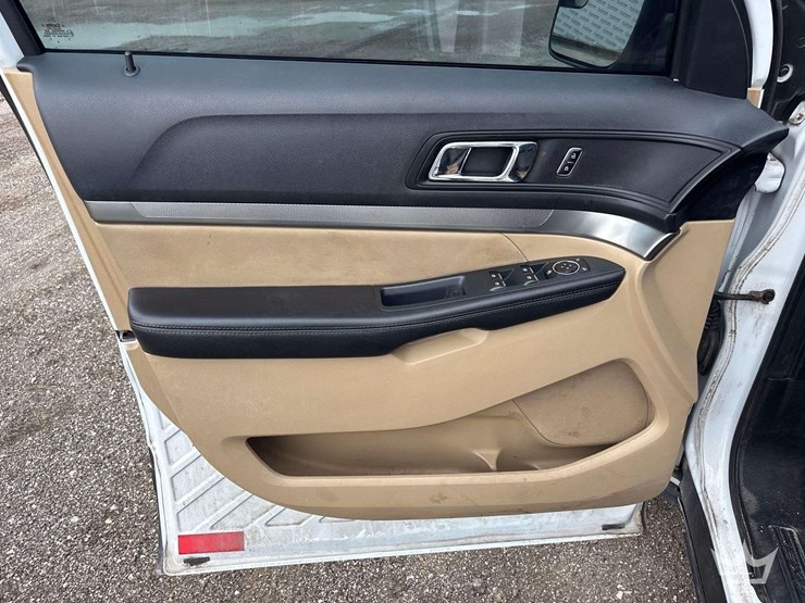 2016-ford-explorer-image-10