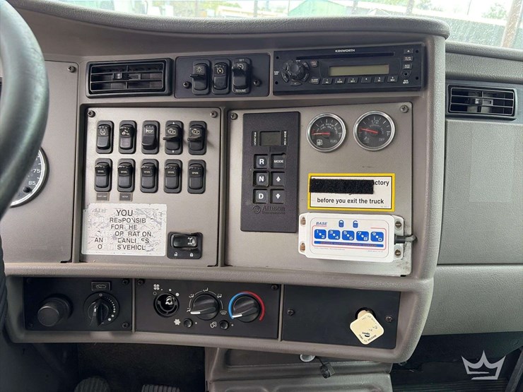 2011-kenworth-t300-image-12