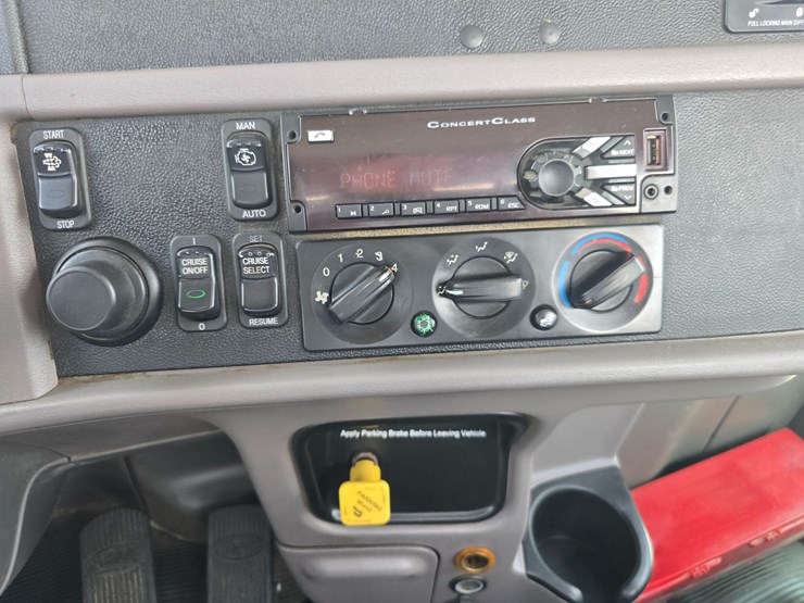 2014-peterbilt-365-image-101
