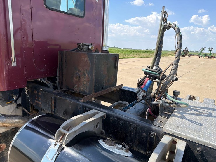 1981-peterbilt-359-image-24