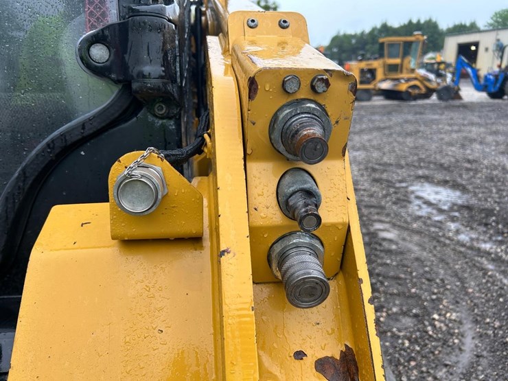 2022-caterpillar-259d3-image-11