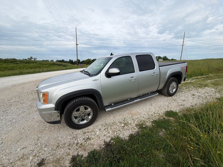 #24068-•-2011-gmc-sierra-pickup-truck-image-3