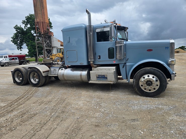 2011-peterbilt-388-image-29