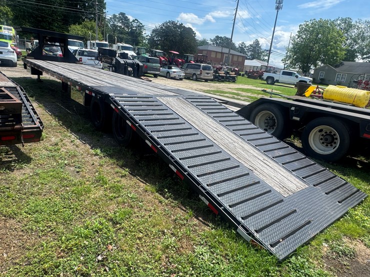 2023-kraftsman-40'-dual-tandem-gooseneck-trailer-with-hydraulic-dovetail,-hyd-landing-gear-image-6