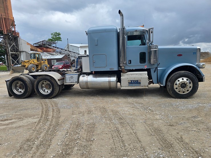 2011-peterbilt-388-image-27