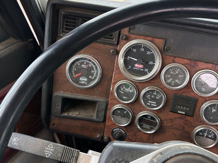 2000-peterbilt-379-image-40